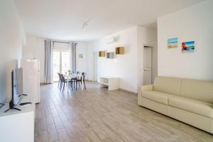 uma sala de estar com um sofá e uma mesa em Le Marine Apartments em Bisceglie