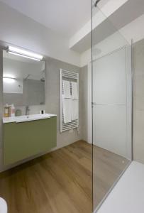 Koupelna v ubytování Ancora Suites + 22 fotografií