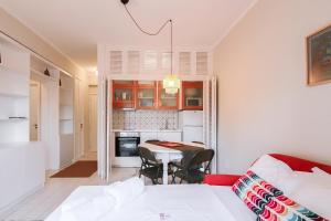 een woonkamer en een keuken met een tafel en een bank bij HM - Galiza Vilar Apartment in Porto