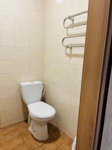 Guesthouse Zarasai في زاراساي: حمام مع مرحاض أبيض في الغرفة