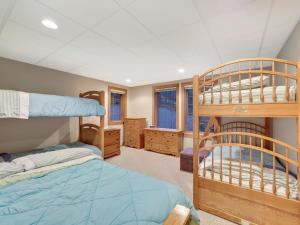 Boyne Falls的住宿－689 Disciples Village Unit，一间卧室设有两张双层床和梯子