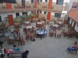 una vista aérea de un patio con mesas y sillas en Residencial Teresita, en Vallegrande