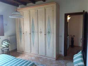 - une chambre dotée d'une grande armoire blanche avec des motifs bleus dans l'établissement DOMUS AETRURIAE (ETRURIE), à Bracciano