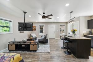 Una sala de estar con cocina y sala de estar. en Hickory Hideaway Patio Paradise with Community Pool, en Hickory