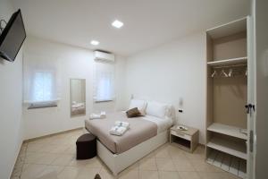 una piccola camera con letto e bagno di A casa di Angela B&B a Praia a Mare