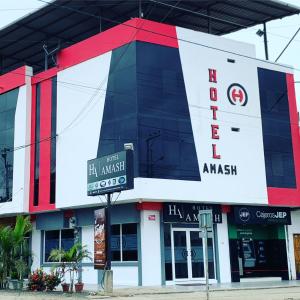 a building with a sign in front of it at HOTEL AMASH Chone in San Pablo