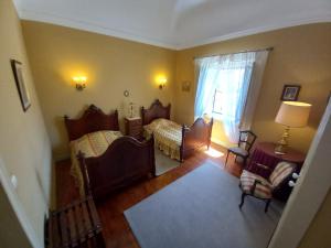 een slaapkamer met 2 bedden en een raam bij Casa De S. Tiago in Évora