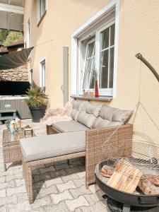 een patio met een bank en een schommel bij Panorama-Refugium in Bad Koetzting