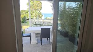 una puerta abierta a un patio con mesa y sillas en Pescasubacquea en Crotone