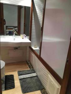 W łazience znajduje się umywalka i lustro. w obiekcie Résidence Soltana, Marrakech w Marakeszu