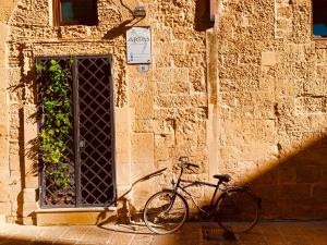レッチェにあるArtas la tua casa indipendente a Lecceの窓のある建物の隣に駐輪場