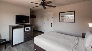 מיטה או מיטות בחדר ב-SureStay Hotel by Best Western Virginia Beach Royal Clipper