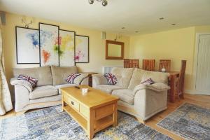 Zona de estar de Warm and Spacious 4BD Family Retreat with Garden