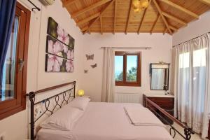a bedroom with a bed and a window at Albatros Villa in Alonnisos