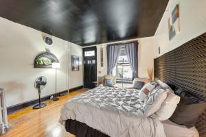 1 dormitorio con 1 cama grande en una habitación en Harrisburg Hideaway with Yard about 2 Mi to Downtown, en Harrisburg