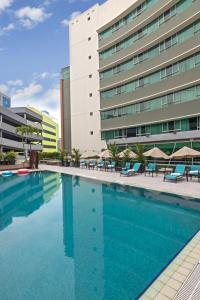 una piscina di fronte a un edificio di Sheraton Guayaquil a Guayaquil