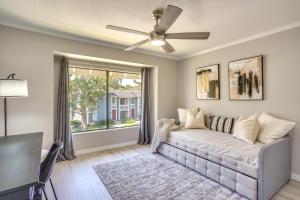 Posezení v ubytování Laguna Niguel Townhouse with Community Pool Access! + 16 fotografií