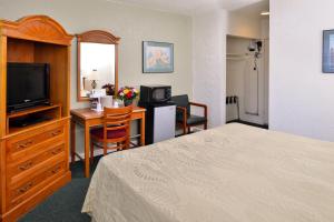 Tempat tidur dalam kamar di Americas Best Value Inn Loma Lodge
