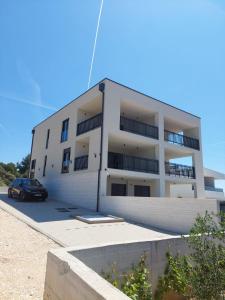 ein Gebäude mit einem davor geparkt in der Unterkunft Markioli Residence in Sevid