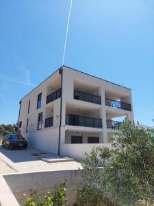 ein Gebäude mit einem davor geparkt in der Unterkunft Markioli Residence in Sevid