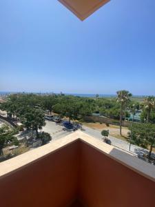 貝萊斯－馬拉加的住宿－A&C Vistas al mar -Torre del mar - Malaga，阳台享有停车场的景致。