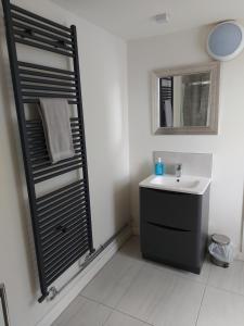 Ένα μπάνιο στο Atrium apartment B +18 φωτογραφίες