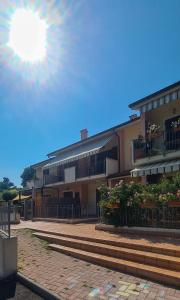 un bâtiment avec le soleil dans le ciel dans l'établissement Le Cave Apartment, à Sirolo
