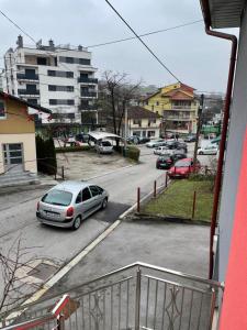 een auto geparkeerd op een parkeerplaats in een stad bij Cazin Centar Ćuprija in Cazin