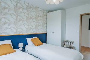 two beds sitting next to each other in a bedroom at Maison en Provence avec piscine in Éguilles +13 photos