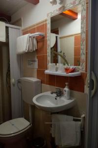 パキーノにあるB&B TascaPachinoのバスルーム(洗面台、トイレ、鏡付)