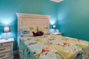 Säng eller sängar i ett rum på Lakefront Sharps Chapel Retreat with Boat Dock!
