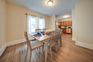 cocina y comedor con mesa y sillas en Vacation Rental with Porch and Views of Lake Erie!, en Ashtabula