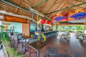 大沼澤地市的住宿－Everglades City Apt Near Marina and National Park!，一间带桌椅的餐厅和一间酒吧