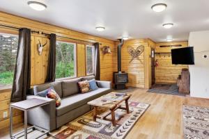 un soggiorno con divano e piano cottura di Welcoming Wasilla Cabin with Patio! a Wasilla