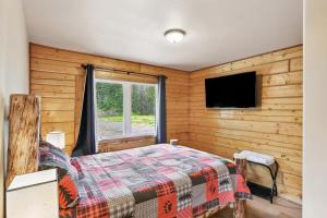 TV a/nebo společenská místnost v ubytování Welcoming Wasilla Cabin with Patio!