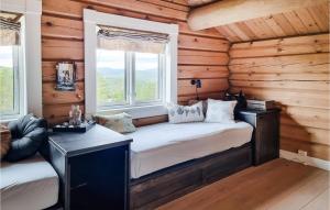 uma cama num quarto com duas janelas em 5 Bedroom Gorgeous Home In Tynset em Tynset