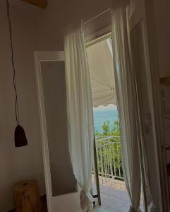 Habitación con ventana y vistas al océano. en MarKaMar, en Loutraki