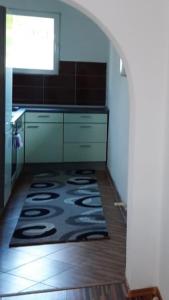 een keuken met een tapijt op de vloer in een kamer bij Cazin Centar Ćuprija in Cazin