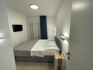ein kleines Schlafzimmer mit einem Bett und einem Fenster in der Unterkunft Markioli Residence in Sevid