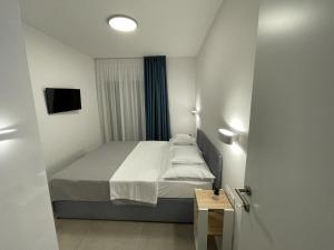 a small bedroom with a bed and a window at Markioli Residence in Sevid