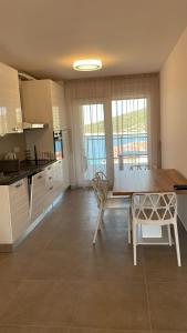 eine Küche und ein Esszimmer mit einem Tisch und Stühlen in der Unterkunft Markioli Residence in Sevid