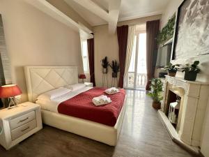 1 dormitorio con 1 cama con 2 toallas en RomAntic Dreams Sistina Guest House, en Roma
