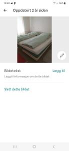 Captura de pantalla de una página web de una cama en una habitación en Himahuset en Tysvær