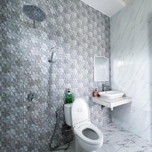 La salle de bains est pourvue d'une douche, de toilettes et d'un lavabo. dans l'établissement Villa 55 with Pool, Karaoke and Rooftop, à Bogor