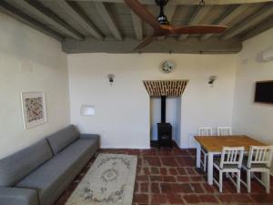 uma sala de estar com um sofá e uma mesa em Casimiro Alojamiento Rural em Guadalupe