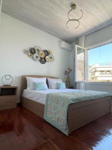 een slaapkamer met een bed met borden aan de muur bij Aqua Mare Luxury Apartments in Amfilochía