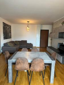 a living room with a table and chairs at casa vacanza Isa e Rita-con parcheggio privato in Arezzo
