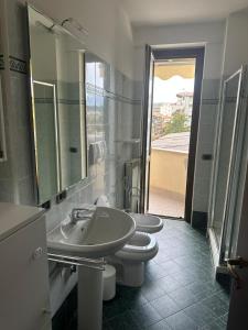 a bathroom with two toilets and a sink and a mirror at casa vacanza Isa e Rita-con parcheggio privato in Arezzo