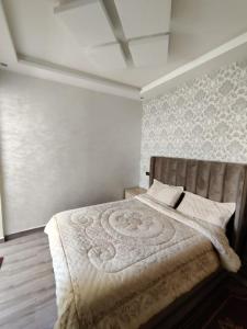 Een bed of bedden in een kamer bij Very Nice Relaxing Apartment In Agadir El Houda