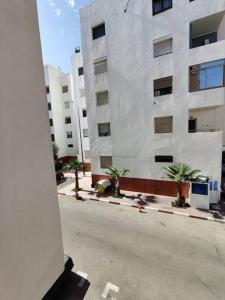 een lege straat voor een gebouw bij Very Nice Relaxing Apartment In Agadir El Houda in Agadir